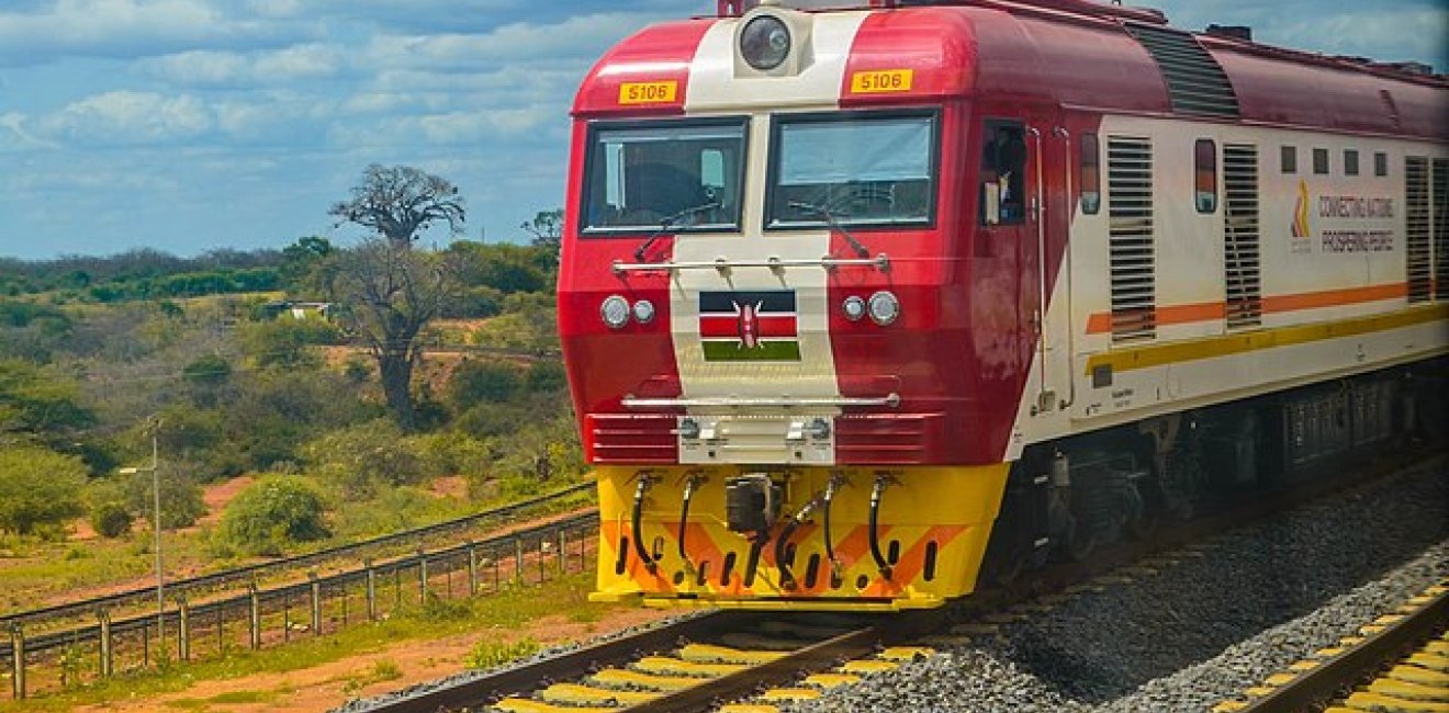 640px-Kenya_Railways_DF8B_locomotive_on_the_new_SGR_line_06-06-2017